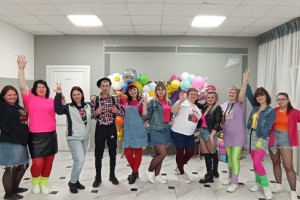 «Дарите женщинам цветы!».